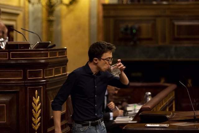 El portavoz de Más País, Iñigo Errejón, bebe un vaso de agua durante su intervención desde la tribuna durante la sesión del Congreso.