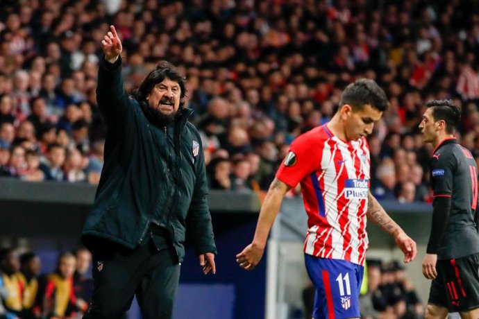 Germán Burgos en el banquillo del Atlético