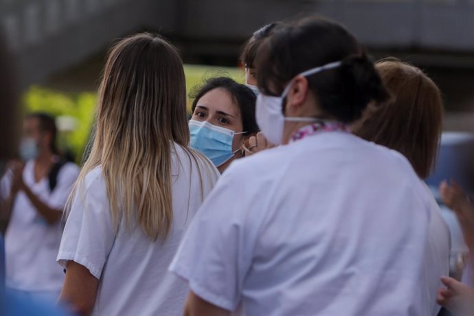 Personal sanitario del Hospital Clínico San Carlos de la Comunidad de Madrid aplaude durante la primera protesta de la desescalada con concentraciones en hospitales y centros de salud. 