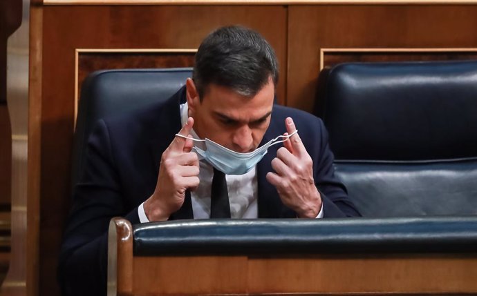 El presidente del Gobierno, Pedro Sánchez, se coloca su mascarilla durante la sesión en la que se ejercerá el control al Gobierno y se tratará la sexta prórroga del estado de alarma por la crisis del Covid-19. En Madrid, (España), a 3 de junio de 2020.