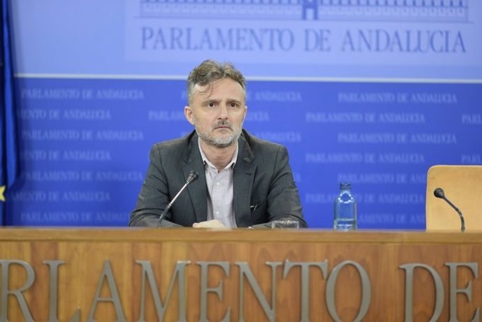 El portavoz parlamentario del PSOE-A,José Fiscal, en rueda de prensa.