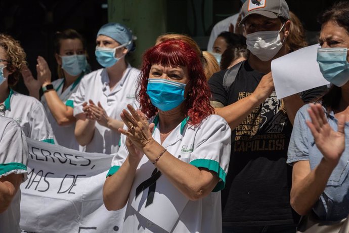 Diverses treballadores protegides amb mscara es reuneixen a l'Hospital Clínic, Barcelona (Catalunya/Espanya), 27 de maig del 2020.