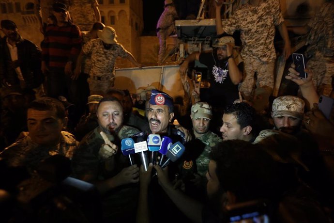 Mohamed Kanunu, portavoz militar del Gobierno de unidad libio, habla ante la prensa en Trípoli
