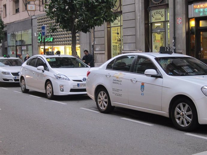 Parada de taxis en la calle Fruela de Oviedo.