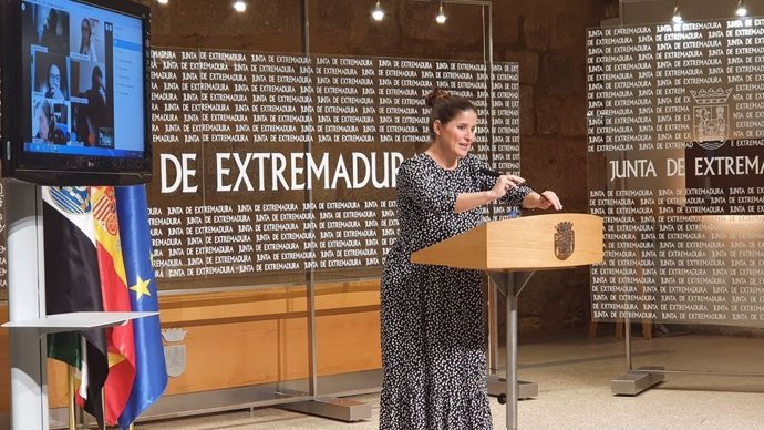 La portavoz de la Junta de Extremadura, Isabel Gil Rosiña, en rueda de prensa tras el Consejo de Gobierno autonómico