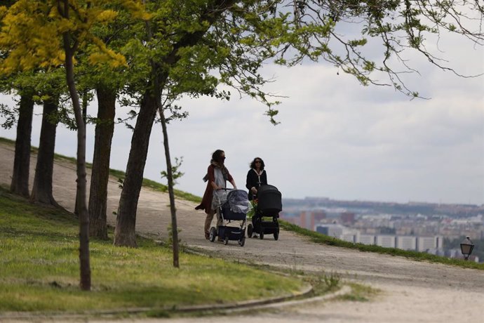 Dos mujeres pasean con sus bebés en carrito durante el segundo día de desconfinamiento de niños y preadolescentes durante el estado de alarma por la crisis del coronavirus en el que los menores de 14 años pueden salir durante una hora, de 09:00 a 21:00 