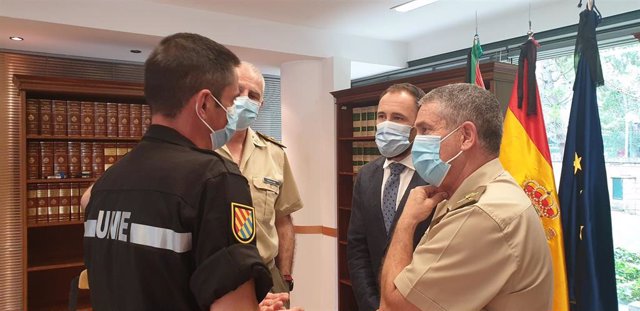 El delegado del Gobierno, Denis Itxaso, con responsables del Ejército que desarrollaron diversas actuaciones al declararse la pandemia por el covid-19