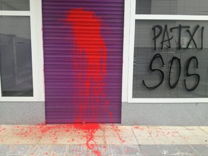 Atacan con pintura roja la sede de Podemos en Pamplona en apoyo al preso de ETA Patxi Ruiz.