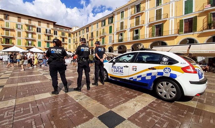 Un coche y tres agentes de la Policía Local de Palma en Plaza Mayor.