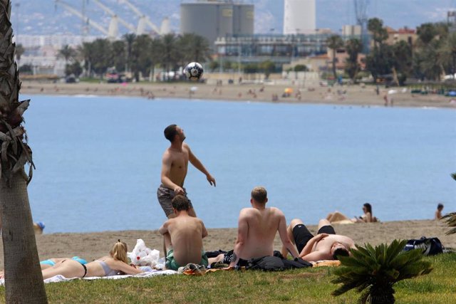 Los malagueños disfrutan de la playa durante el primer día de la Fase 2 donde ya está permitido el baño y tomar el sol en toda la Costa del Sol, en la imagen Playa de La Malagueta. Málaga a 01 de junio del 2020