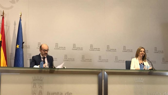 El consejero de Cultura y Turismo, Javier Ortega, comparece junto a la directora general de Turismo, Estrella Torrecilla.