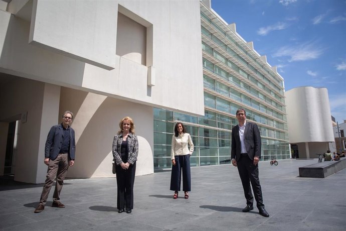 Reabre el Macba como "oportunidad" para su reconquista por los barceloneses con F.Barenblit, M.Vilallonga, A.Grandes y J.Subirats
