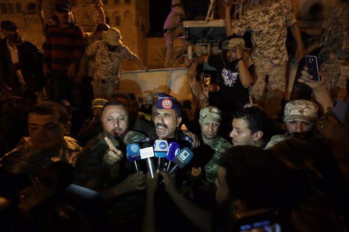 Mohamed Kanunu, portaveu militar del govern d'unitat libi, parla davant la premsa a Trípoli