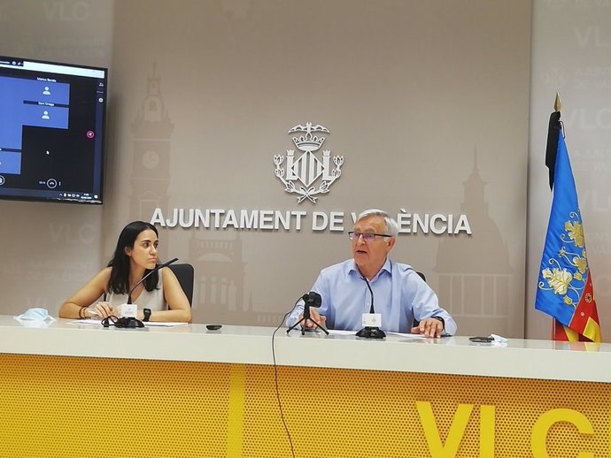 El alcalde de Valncia, Joan RIbó, y la gerente del Colegio de Dietistas-Nutricionistas de la Comunidad Valenciana, Rocío Planells, presentando la iniciativa de la Plataforma Escuelas que Alimentan.