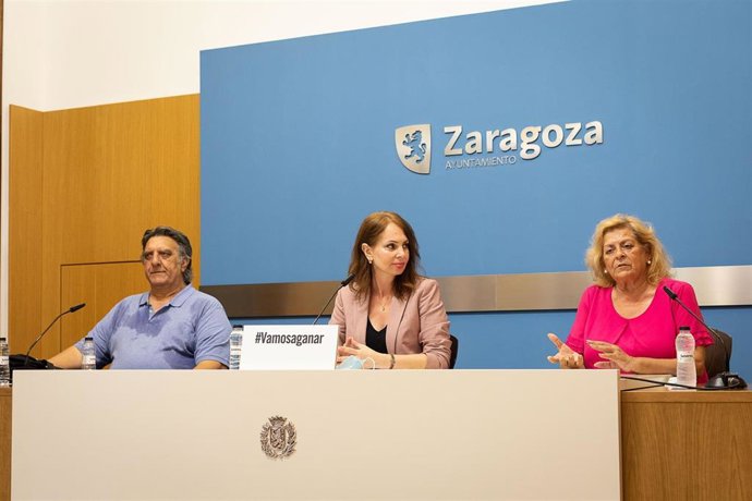 La consejera de Economía, Innovación y Empleo, Carmen Herrarte, junto a la presidenta de la Junta del Mercado Ambulante, Esther Jiménez, y el presidente de la Junta del Rastro Viejo de segunda mano, Jesús Giménez, en rueda de prensa.