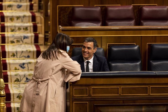 La portavoz del Grupo Junts per Catalunya en el Congreso de los Diputados, Laura Borrs, conversa con el presidente del Gobierno, Pedro Sánchez 
