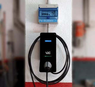 Punto de recarga Dark V2C instalado por LugEnergy