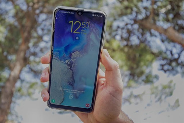 Una persona sostiene un 'smartphone', en Madrid (España) a 3 de mayo de 2020