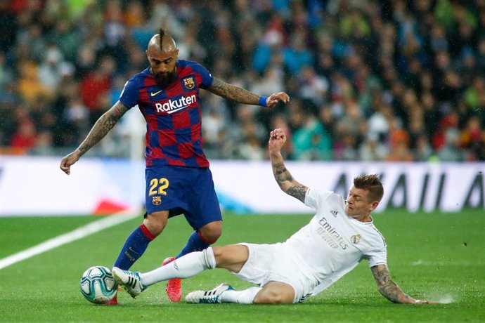 Toni Kroos intenta arrebatar el balón a Arturo Vidal en el Real Madrid-FC Barcelona de LaLiga Santander 2019-2020