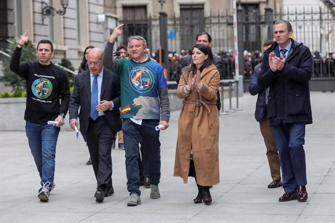 (I-D) Representantes de Jusapol; la portavoz y secretaria general del grupo parlamentario de Vox en el Congreso de los Diputados, Macarena Olona y el secretario de Vox, Javier Ortega Smith salen de su reunión con Jusapol del Congreso de los Diputados