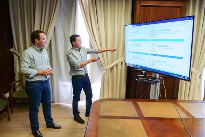 Fernando Giménez y Javier Aureliano García observan la nueva web