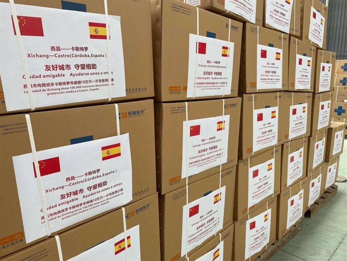 Cajas que contienen las mascarillas donadas por Xichang a Castro del Río.