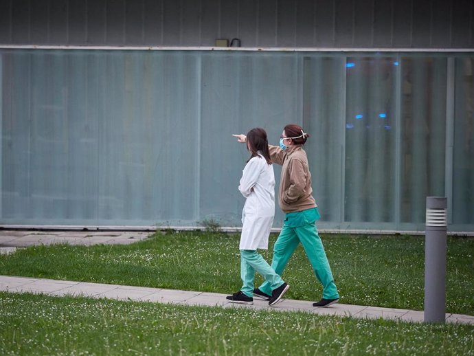 Varios sanitarios caminan por el Complejo Hospitalario de Navarra durante a Pandemia Covid-19  en Abril 28, 2020 en Pamplona, Navarra, España