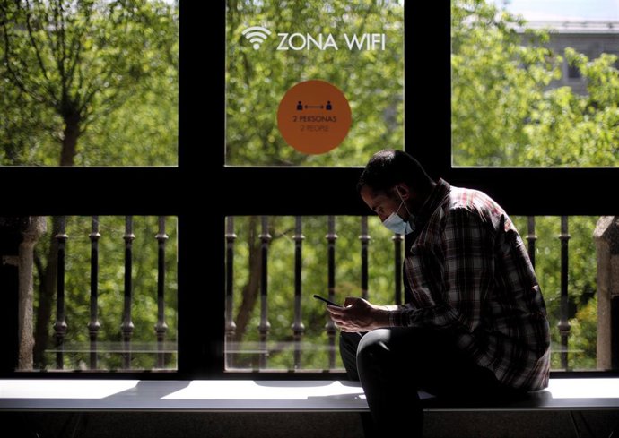 Un trabajador descansa en un banco 