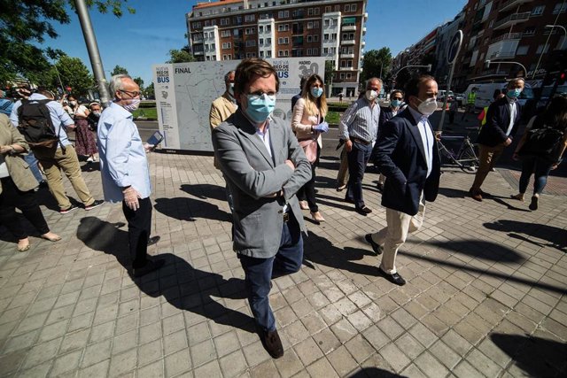 El alcalde de Madrid, José Luis Martínez-Almeida, acompañado del delegado del Área de Medio Ambiente y Movilidad, Borja Carabante, presenta una nueva medida de movilidad para la desescalada. En Madrid (España), a 27 de mayo de 2020.