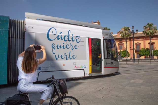 La campaña #Cádizquiereverte en al tranvía de Sevilla