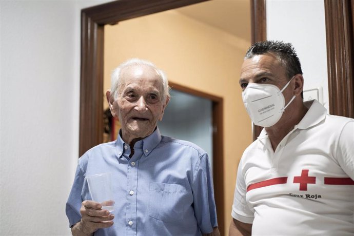 Pedro Serafín cumple 100 años, acompañado por el voluntario de Cruz Roja que le ofrece compañía