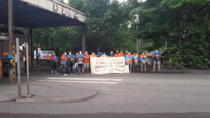 Concentración en Veriña, a la entrada de ArcelorMittal, en apoyo a los cuatro trabajadores de la EBHI en huelga de hambre y en contra del despido de siete compañeros
