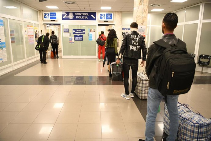 Personas de origen subsahariano y argelino que residen en el Centro de Estancia Temporal de Inmigrantes (CETI), son llevadas a la península ante la crisis del cornavirus. Ceuta (España) a 20 de marzo del 2020