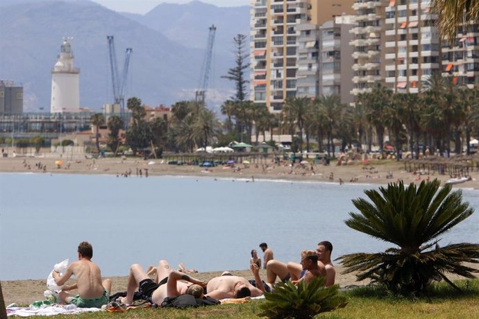 Los malagueños disfrutan de la playa durante el primer día de la Fase 2 donde ya está permitido el baño y tomar el sol en toda la Costa del Sol, en la imagen Playa de La Malagueta. Málaga a 01 de junio del 2020
