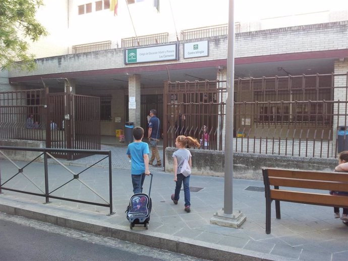 Niños llegando a un colegio de Andalucía. Imagen de archivo.