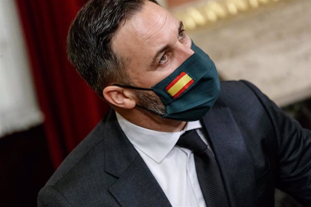 El presidente de VOX, Santiago Abascal, con una mascarilla con la bandera de España 