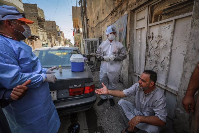Trabajadores sanitarios de Irak tomando muestras durante la pandemia de coronavirus