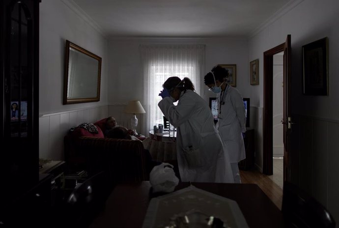 Médicos residentes atienden a domicilio a una anciana en Serranillos del Valle (Madrid) durante la pandemia de coronavirus