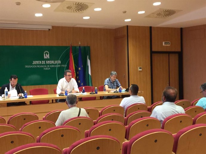 Reunión del delegado territorial de Pesca de la Junta en Huelva, Álvaro Burgos, con mariscadores
