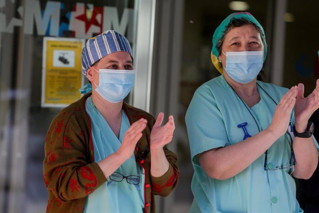 Sanitarios del Hospital General Universitario Gregorio Marañón aplauden a las puertas del hospital.