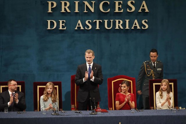 (I-D) El presidente de Asturias, Adrián Barbón, la princesa Leonor, el Rey Felipe VI, la Reina Letizia y la infanta Sofía, presiden el acto de la Ceremonia de entrega de los Premios Princesa de Asturias 2019 celebrada en el Teatro Campoamor, en Oviedo a 1