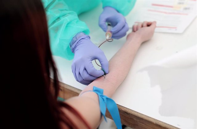 Un sanitario realiza una prueba a un paciente que ha participado en el test serológico masivo de coronavirus que el Ayuntamiento de la localidad madrileña de Torrejón.