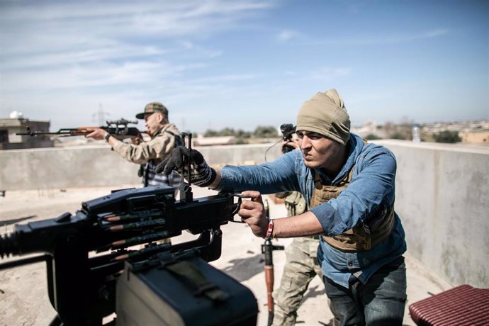 Combatientes leales al Gobierno de unidad de Libia, con sede en la capital, Trípoli