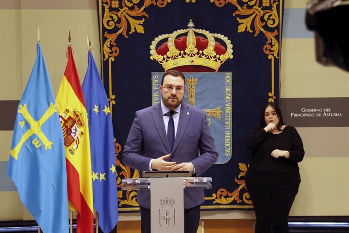 El presidente del Principado de Asturias, Adrián Barbón, que hoy ha ofrecido una rueda de prensa telemática para informar sobre la situación provocada por la crisis del coronavirus.