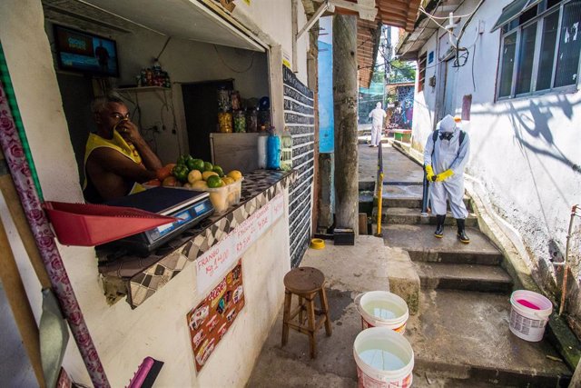 Trabajos de desinfección en una de las callejuelas de la favela de Santa Marta, en Río de Janeiro.