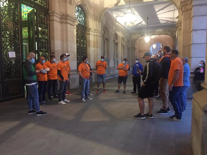 Trabajadores de Alu Ibérica al término de su encierro en el Ayuntamiento de A Coruña