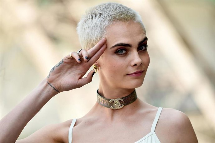 Cara Delevingne attends the Chanel Haute Couture Fall/Winter 2017-2018