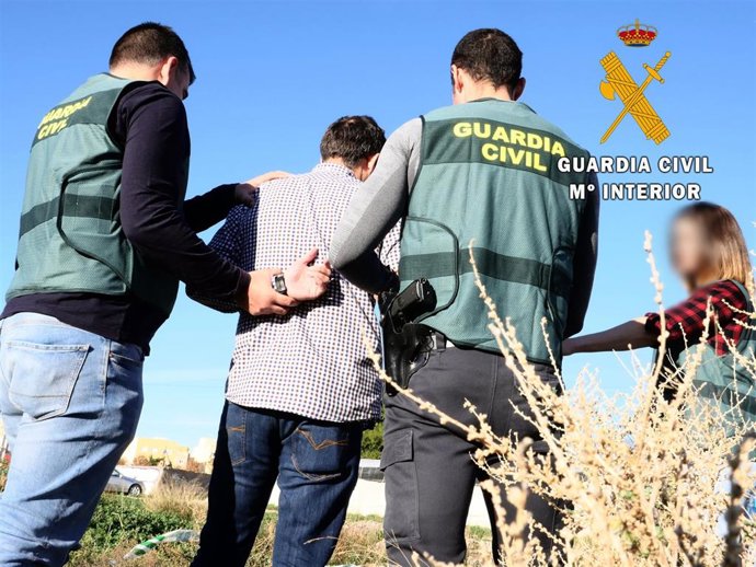 Efectivos de la Guardia Civil detienen a uno de los cuatro presuntos implicados en una riña en El Ejdo (Almería)