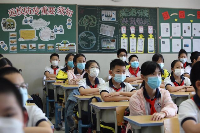 Estudiantes con mascarilla en una escuela de Pekín