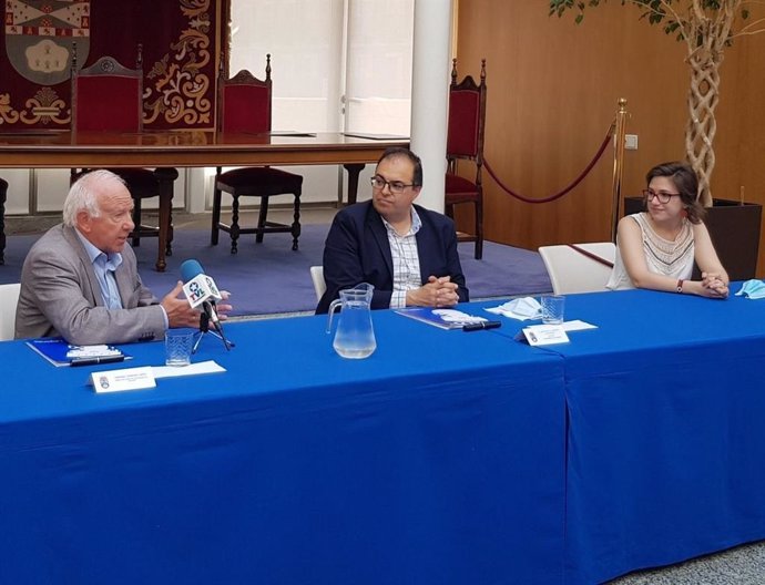 El el director de la zona Sur de Cáritas, Enrique Carrer, el alcalde de Leganés, Santiago Llorente, y la concejala de Servicios Sociales, Eva Martínez, firman un convenio de colaboración.